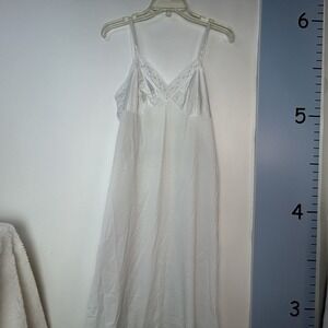 VINTAGE VANITY FAIR FULL SLIP‎ BEAUTIFUL LACE WHITE 100% NYLON USA SIZE 36/26